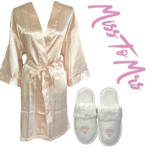 NWT Miss to Mrs Champagne Peach Satin Bridal Robe and Matching Slipper Set